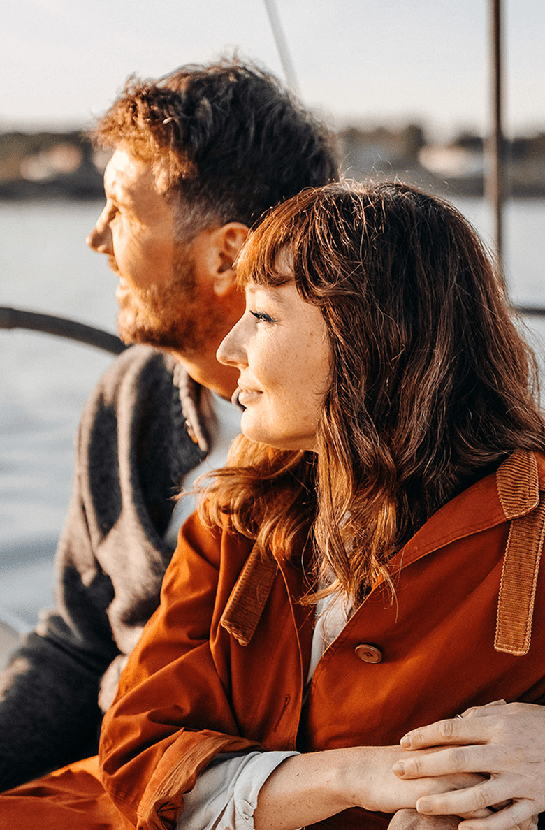 Para relaksująca się na łodzi