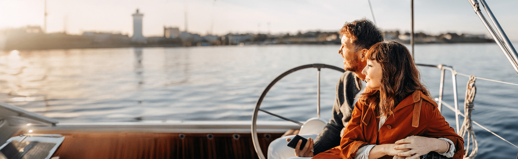 Para relaksująca się na łodzi