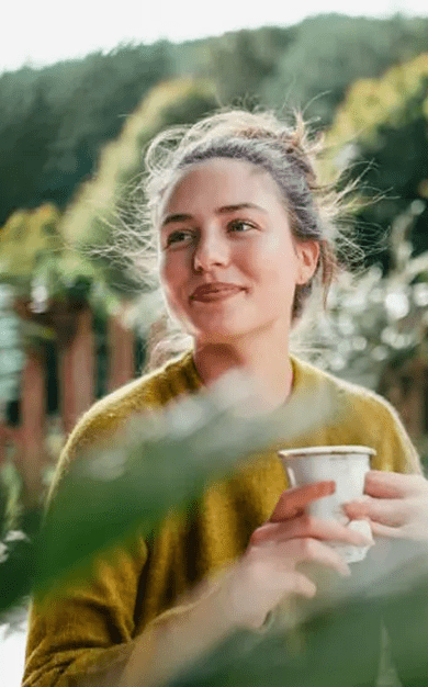 Kobieta pijąca kawę na tarasie w słoneczny dzień