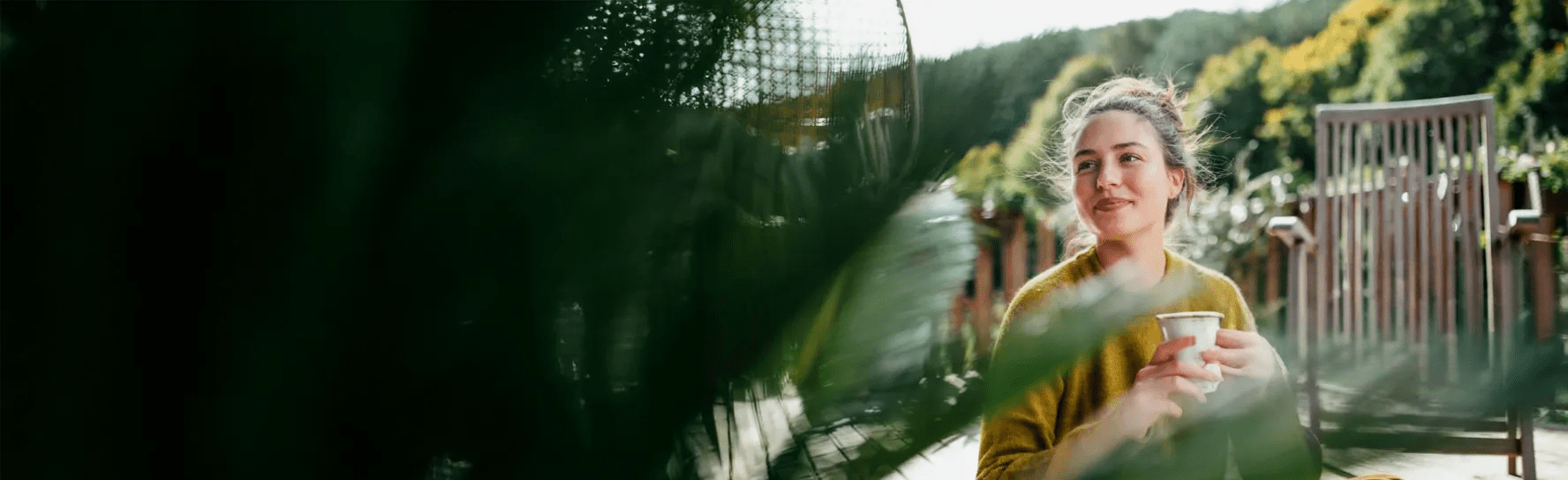 Kobieta pijąca kawę na tarasie w słoneczny dzień Kobieta pijąca kawę na tarasie w słoneczny dzień