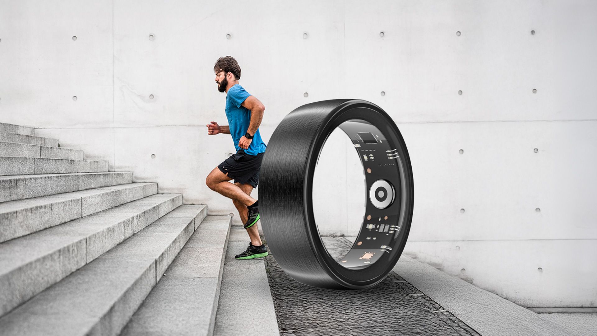 Zdjęcie przedstawia mężczyznę w stroju sportowym biegnącego po schodach obok dużej, nowoczesnej opaski typu smartband ustawionej pionowo na podłożu.