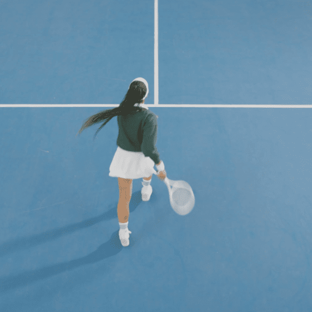 Osoba grająca w tenisa – przykład aktywności monitorowanej przez smart pierścień