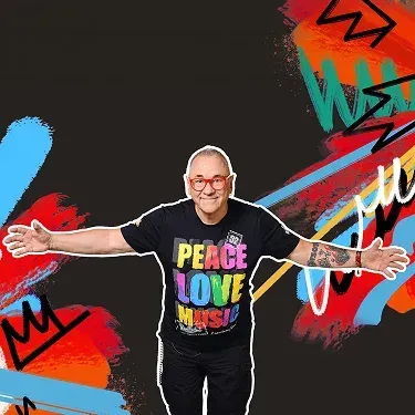Jurek Owsiak na tle kolorowej grafiki Pol'and'Rock Festival