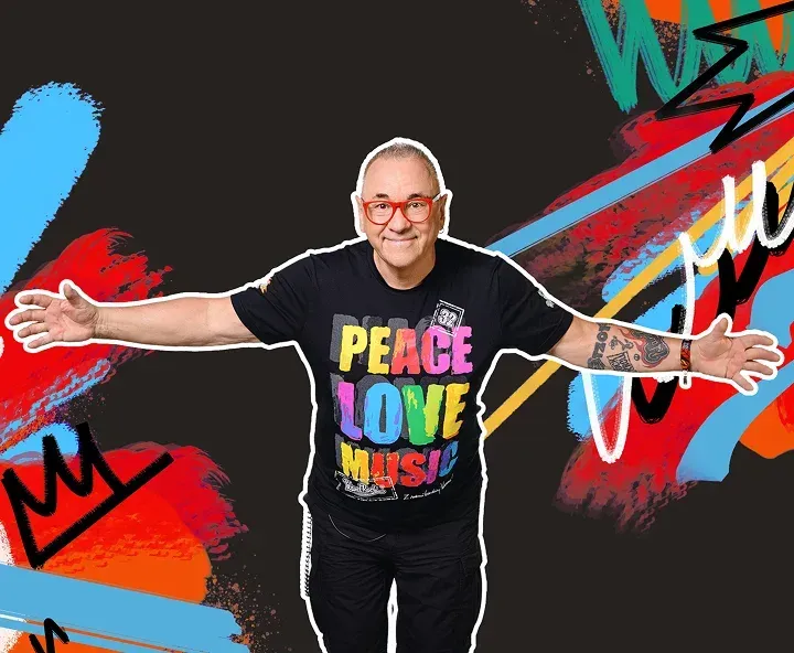 Jurek Owsiak na tle kolorowej grafiki Pol'and'Rock Festival