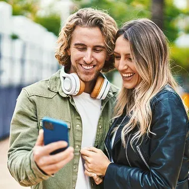 para spoglądająca z zadowoleniem na aplikację mBanku