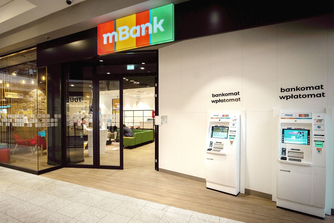 placówka mBanku oraz bankomat i wpłatomat zlokalizowany w jednej z galerii handlowych
